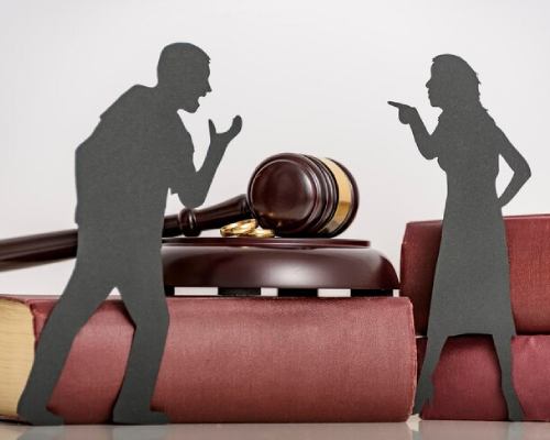 A man and woman arguing representing a divorce case for a support agency in Pune.